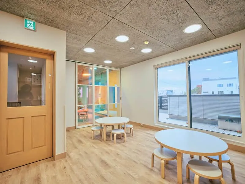 バルコニーに面した明るい教室