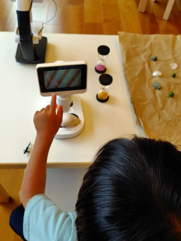 デジタル顕微鏡で観察する子ども