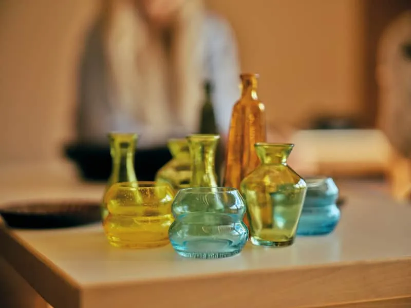 色とりどりのガラスの花瓶