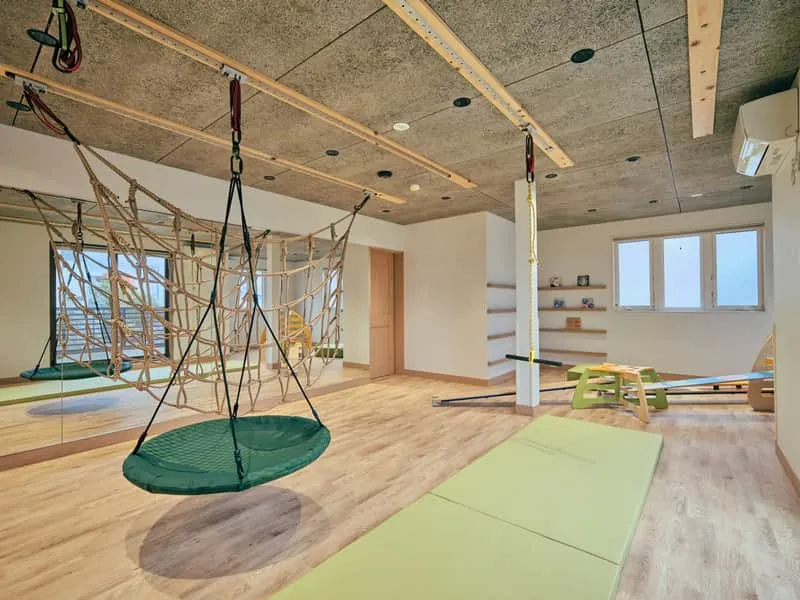 ロープネットのある運動スペース
