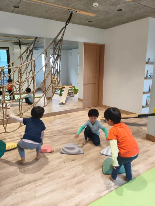バランスストーンで遊ぶ子どもたち