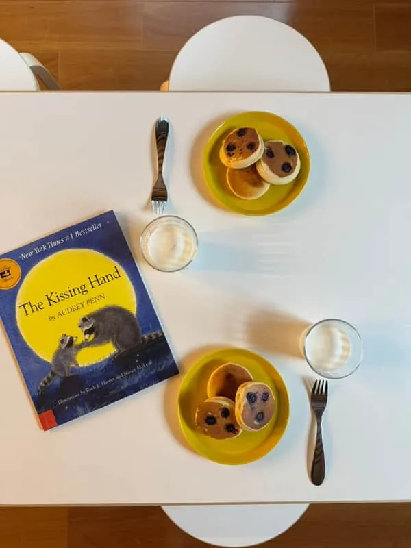 絵本とブルーベリーパンケーキのおやつ