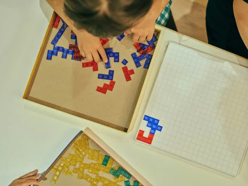 カラフルなパズルブロックで遊ぶ子ども